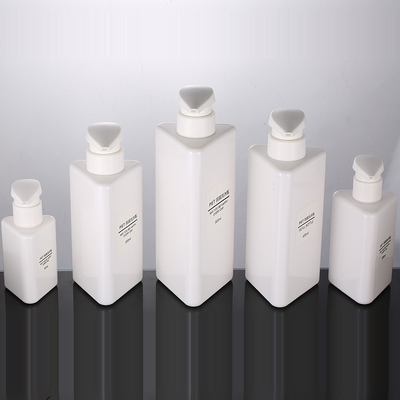 ขายส่ง 100ml 200ml 300ml รูปสามเหลี่ยมรีไซเคิลพลาสติก PET โลชั่นคอนเทนเนอร์ปั๊มสุญญากาศสีดำ 500ml ขวดแชมพู