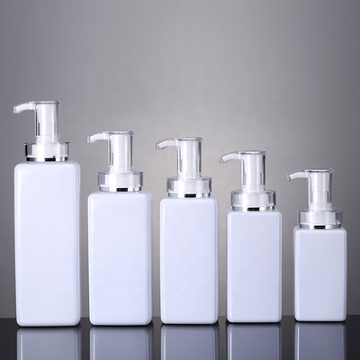 Luxury 300ml 400ml 500ml Hotel Empty Conditioner บรรจุภัณฑ์ 16oz Men Clear Lotion ขวดแชมพูพลาสติกพร้อมปั๊มทอง